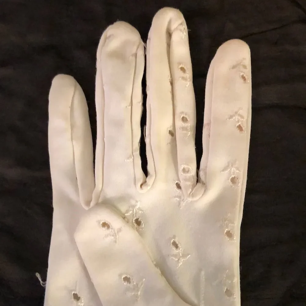 Vintage Off White Ladies Gloves Floral Embroidery